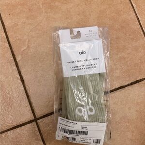 ALO Yoga Unisex Throwback Sock in Light Green